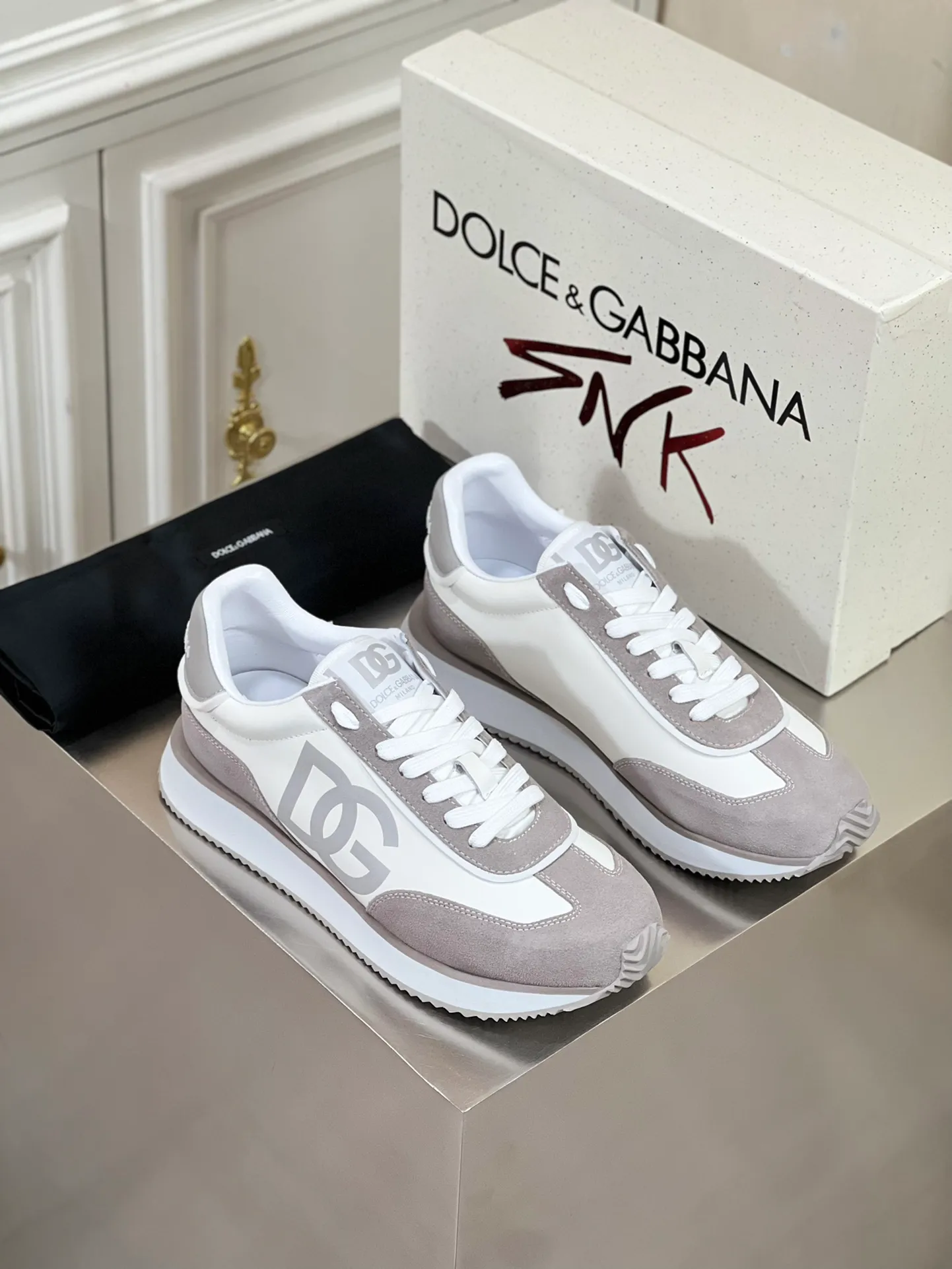 Men's Men's Shoes💰440【New Style】🐝🐝DG••New••Dolce&G*_dgDolce&G*_dgDolce & G*_dg 2024 Early Spring New Men's Lace-up Leather Casual Sports Shoes Made of imported suede cowhide spliced ​​with waterproof fabric, mixed and matched color design, a fashionable and energetic sports shoe that easily meets the needs of modern dressing and highlights the contemporary lifestyle style. The foot is fully lined with cowhide for greater comfort. The tongue and heel are decorated with logos. It is equipped with a rubber outsole. The heel and toe are wrapped to further protect our feet. It is a model worth buying! Size: 39-44 (customized at 38.45)